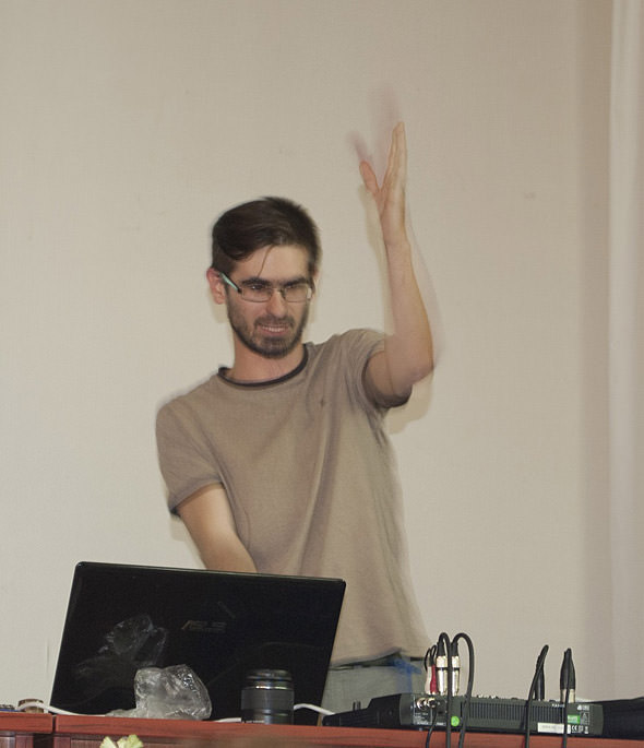 Ді-джей Макс прокачує публіку... І в нього це таки вийшло. Ді-джей Макс прокачує публіку... І в нього це таки вийшло.